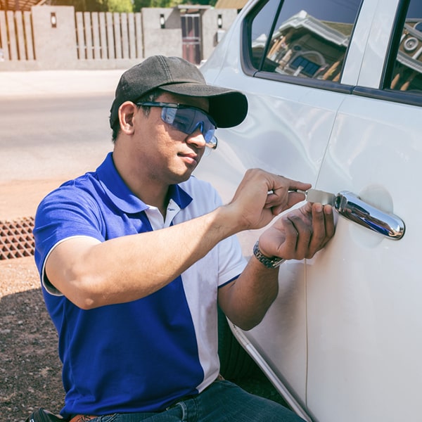 ofrecemos servicios de apertura de puertas, duplicado de llaves, y reparación de cerraduras en nuestra cerrajería de autos